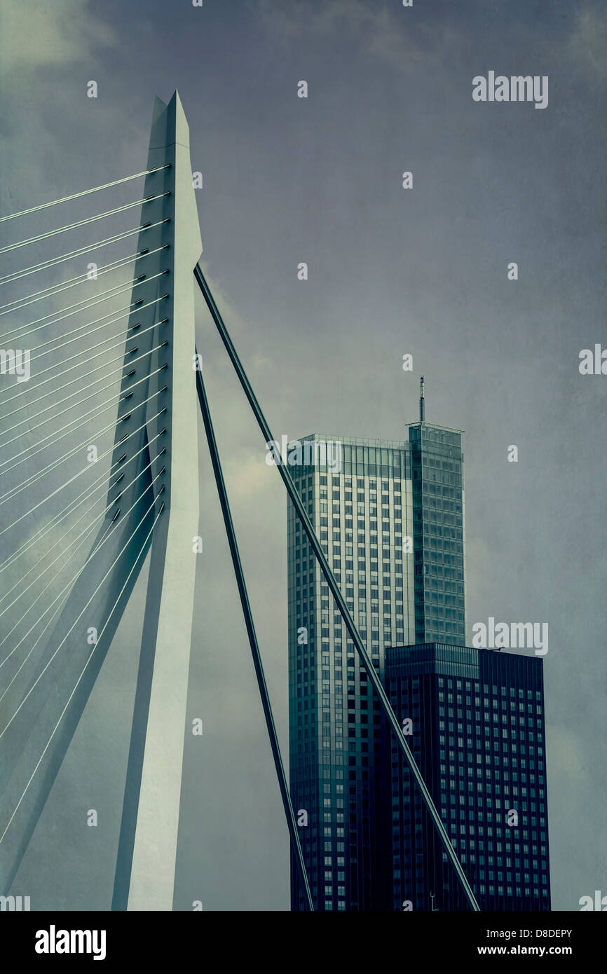 Scena urbana con vista in dettaglio di un ponte e due grattacieli Foto Stock