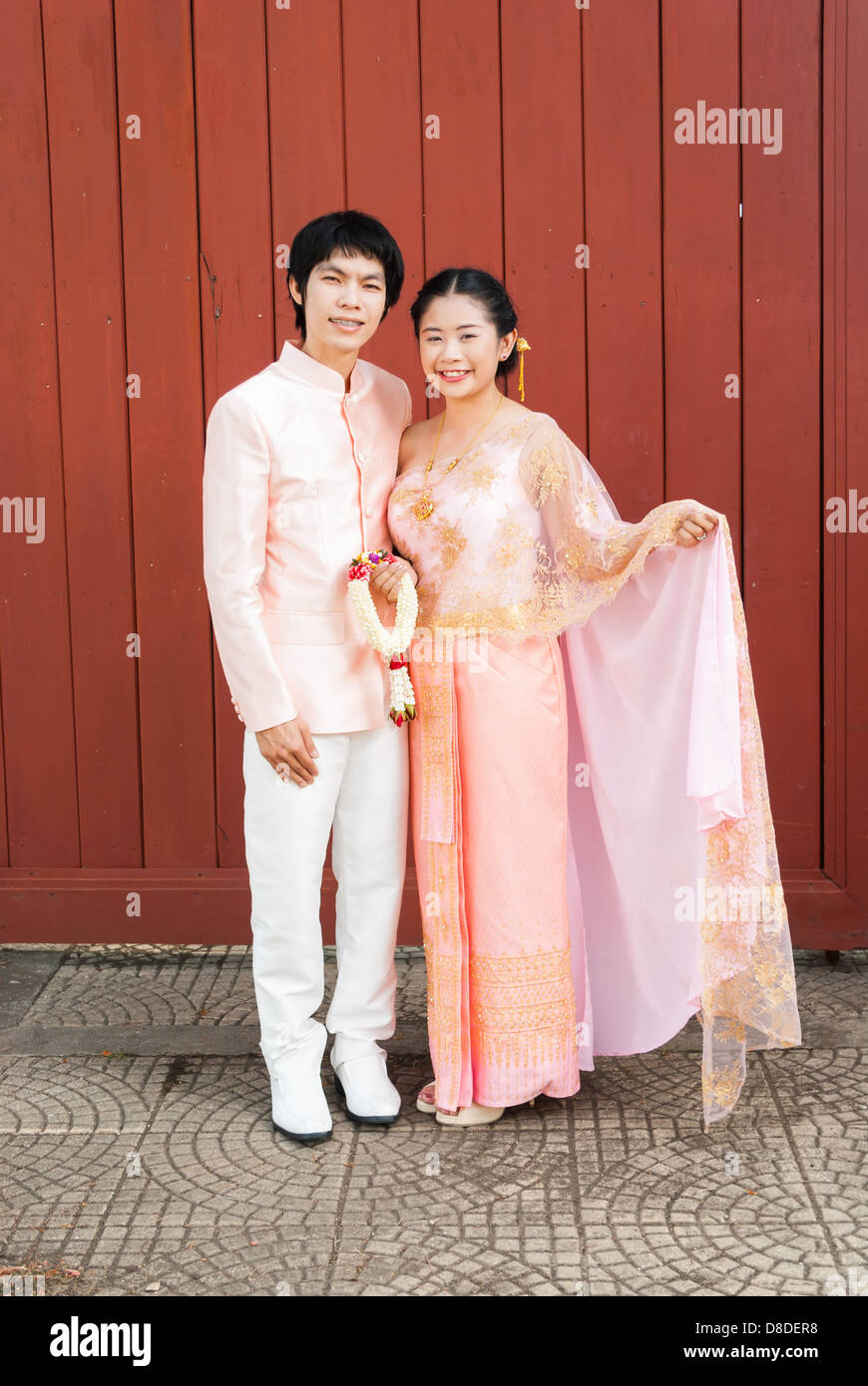 Asian Thai in Nuziale matrimonio Tailandese Suit con ghirlanda fiorita Foto Stock