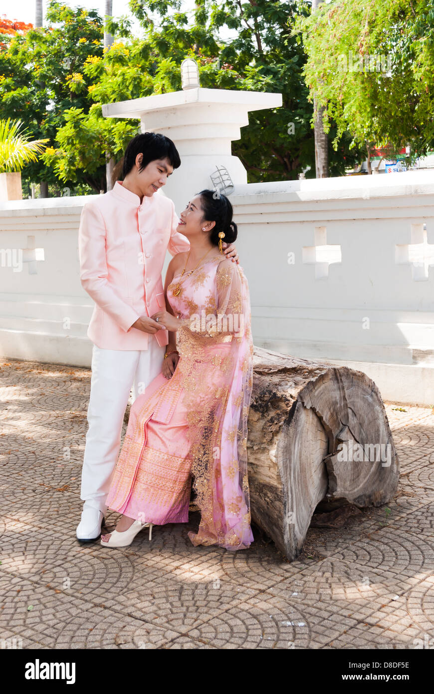 Asian Thai groom sta cercando la sua sposa in volto sorridente. Foto Stock