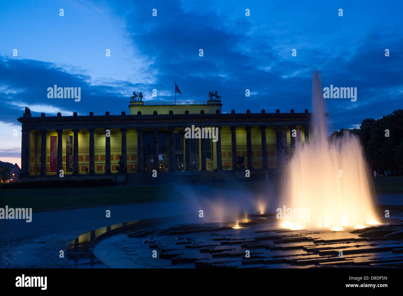 Altes Museum e Lustgarten Fontana al crepuscolo / Crepuscolo / notte Museumsinsel Mitte Berlino Germania Foto Stock