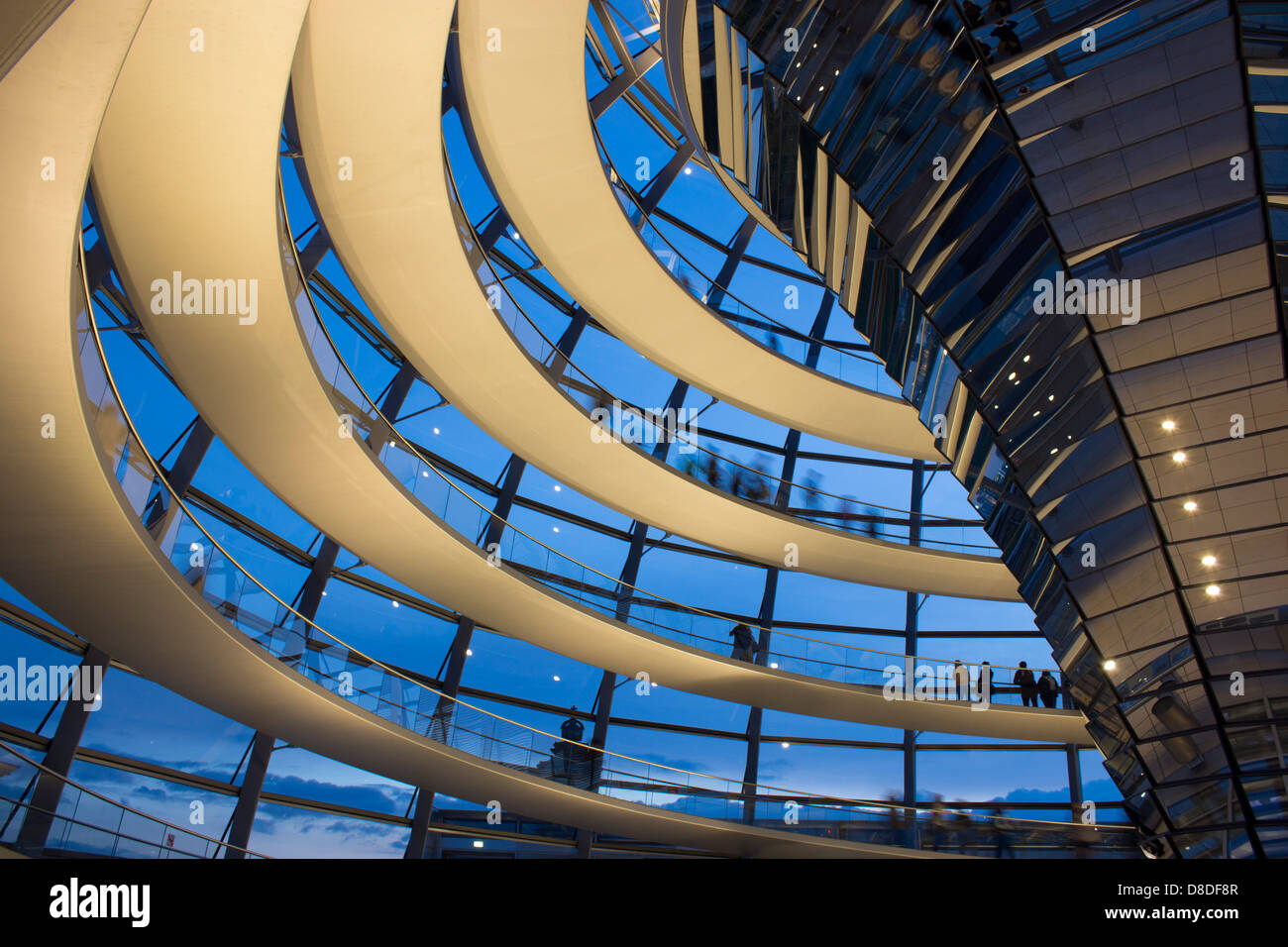 Interno del Reichstag / cupola del Bundestag / cupola al crepuscolo / Crepuscolo / notte Regierungsviertel quartiere governativo Berlino Germania Foto Stock