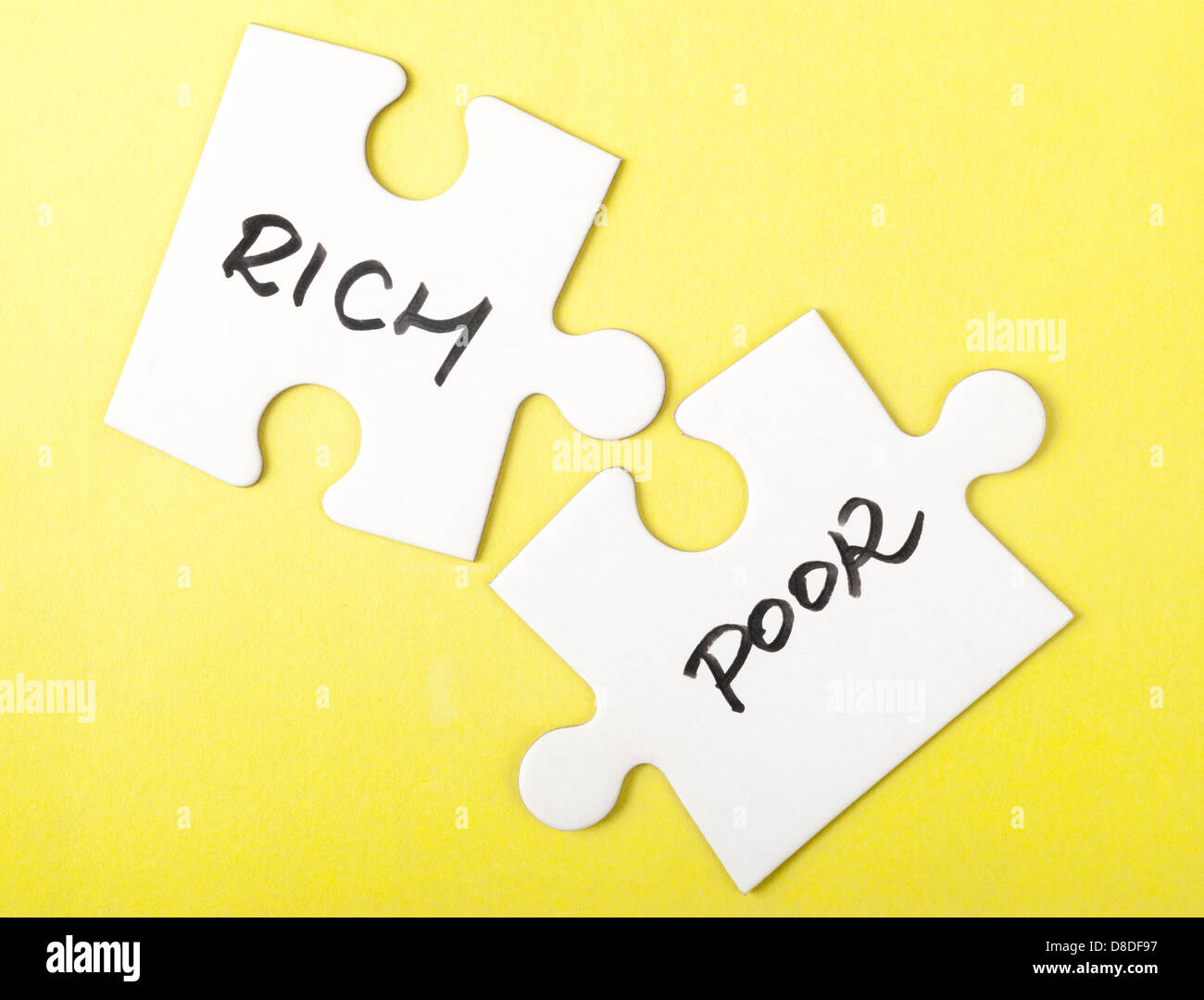 Ricchi e poveri parole scritte su due pezzi del puzzle Foto Stock