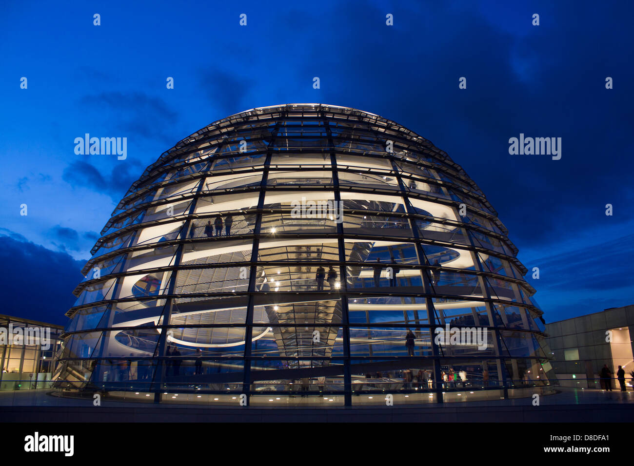 Esterno del Reichstag / cupola del Bundestag / cupola al crepuscolo / Crepuscolo / notte dalla terrazza sul tetto Berlino Germania Foto Stock