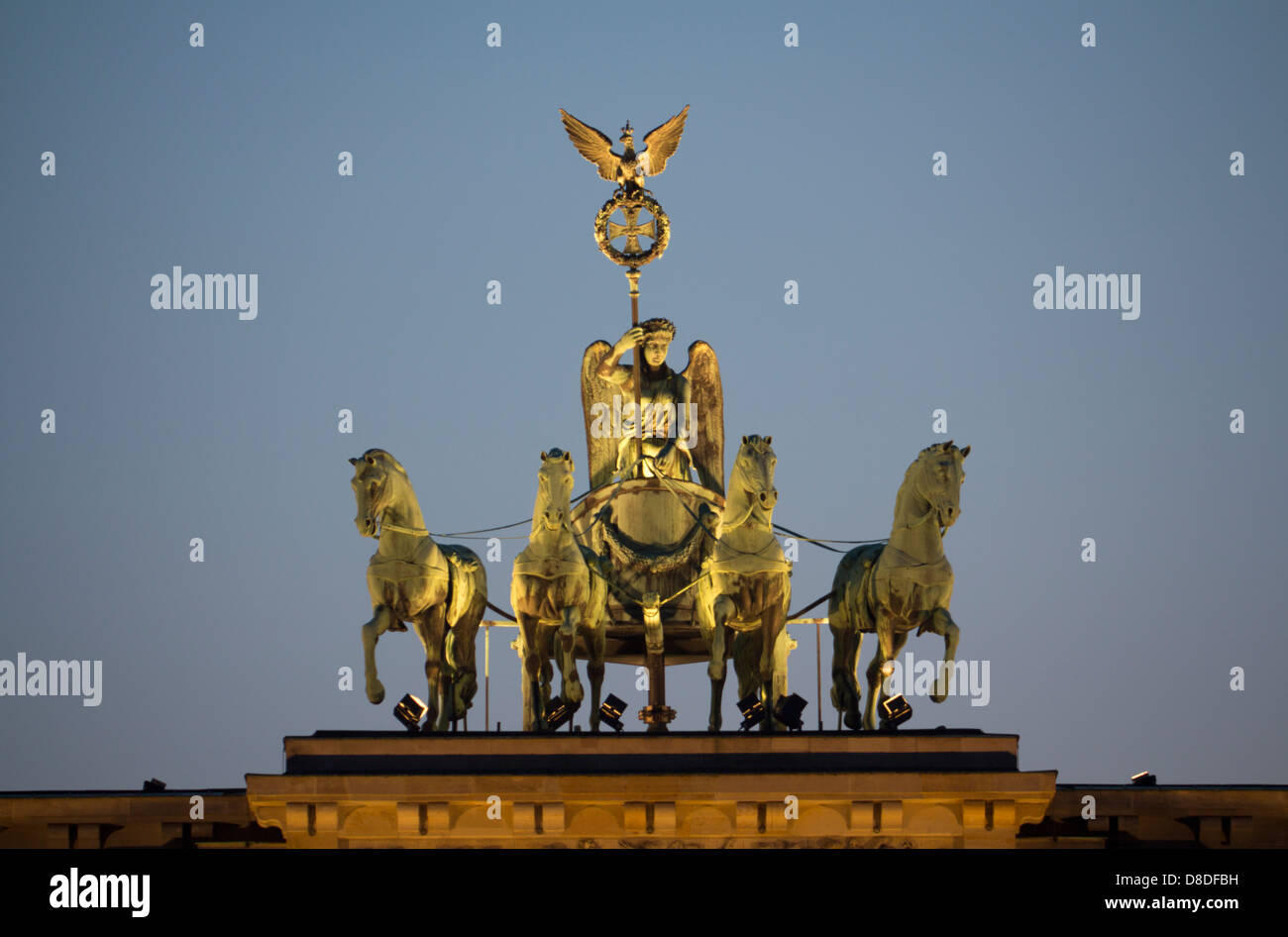 Brandenburger Tor la Porta di Brandeburgo Quadriga statue di quattro cavalli e carri sulla sommità della porta al crepuscolo Berlino Germania Foto Stock
