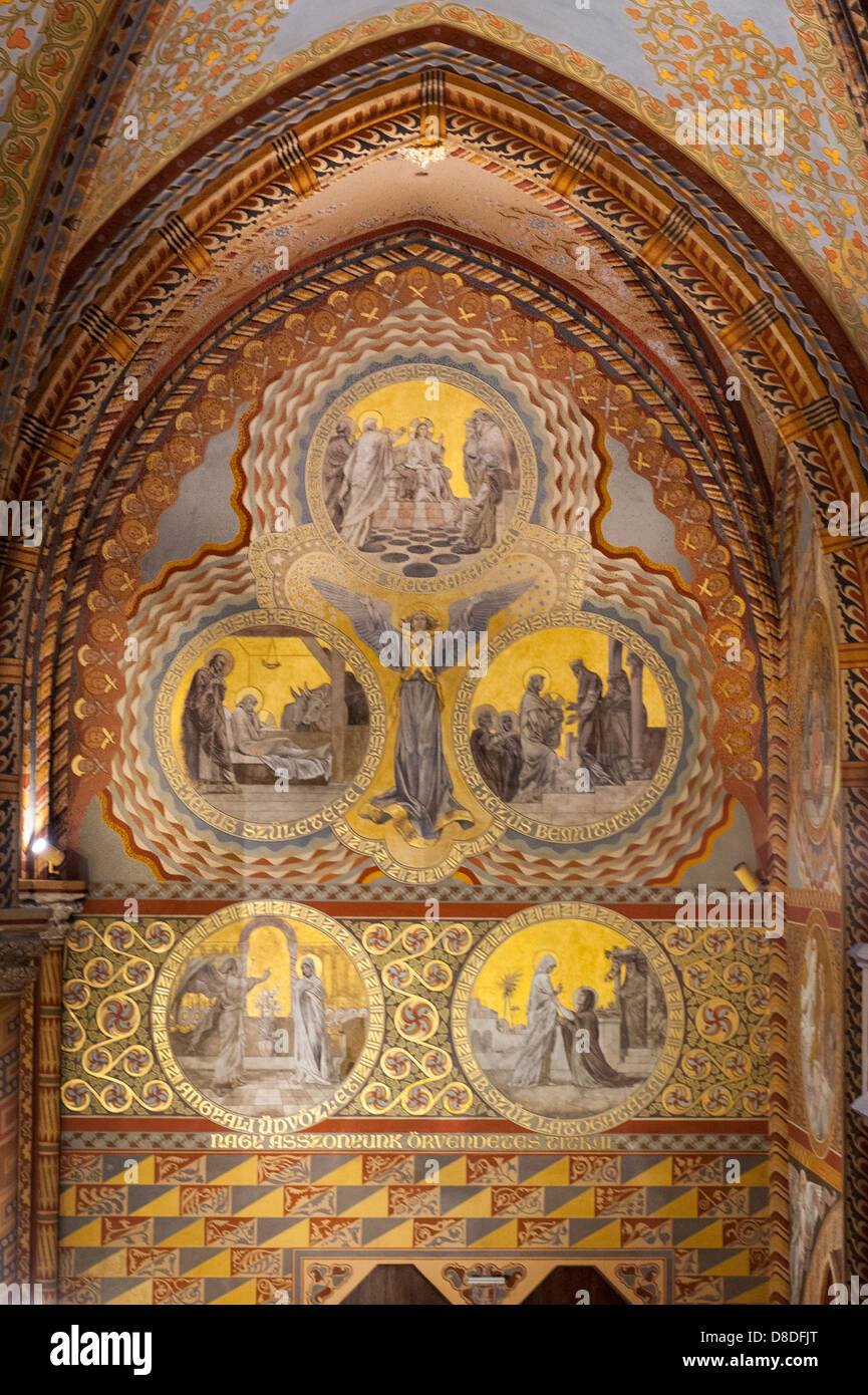 Budapest Ungheria Santa Trinità barocca Piazza Matyas Templom la chiesa di Matthias costruito 1255 da frati francescani dettaglio interni pittura murale di forma circolare Foto Stock