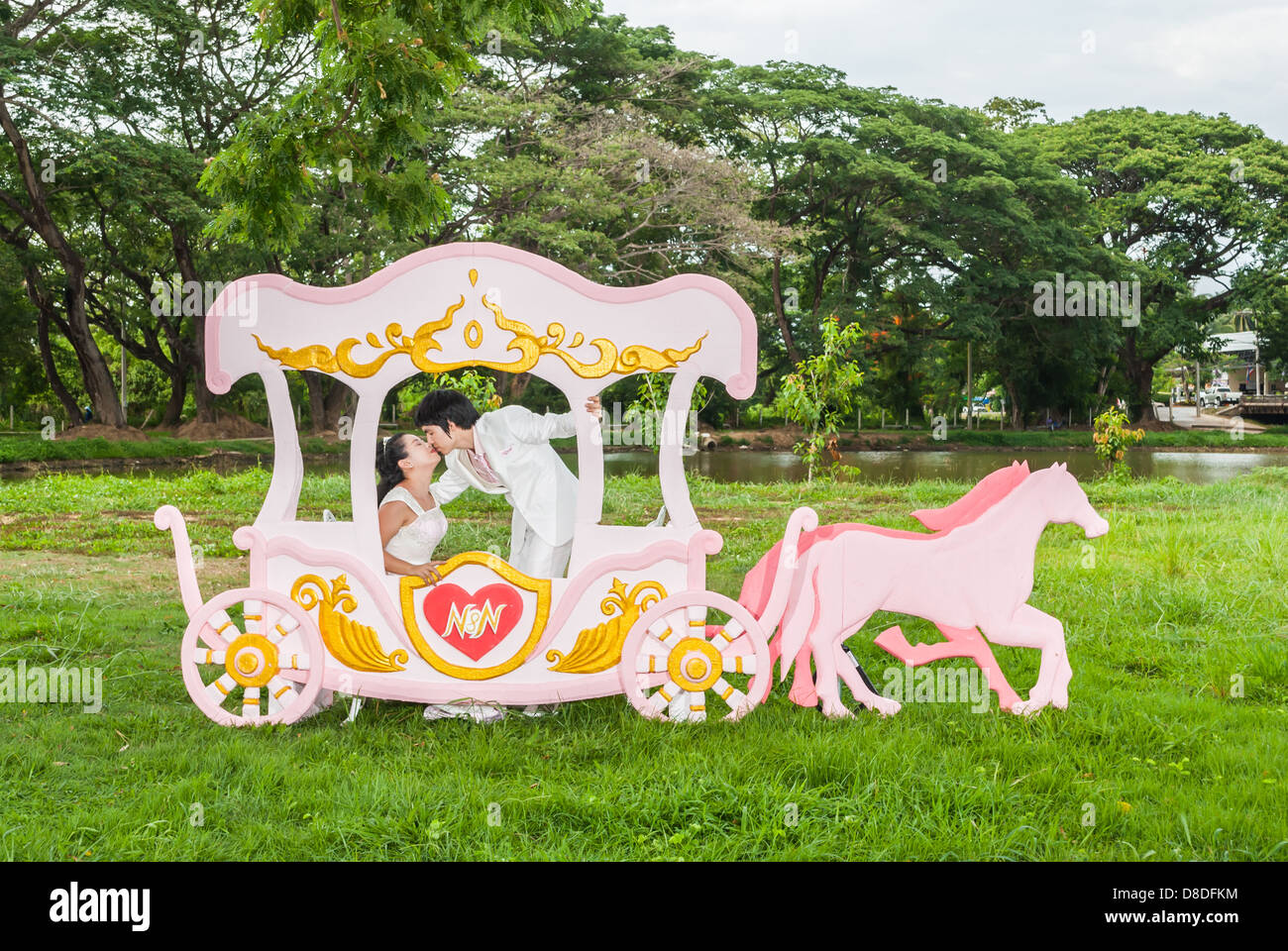 Asian Thai è nuziale baciare in carrozza romantica con tema d'amore come il principe e la principessa. Foto Stock