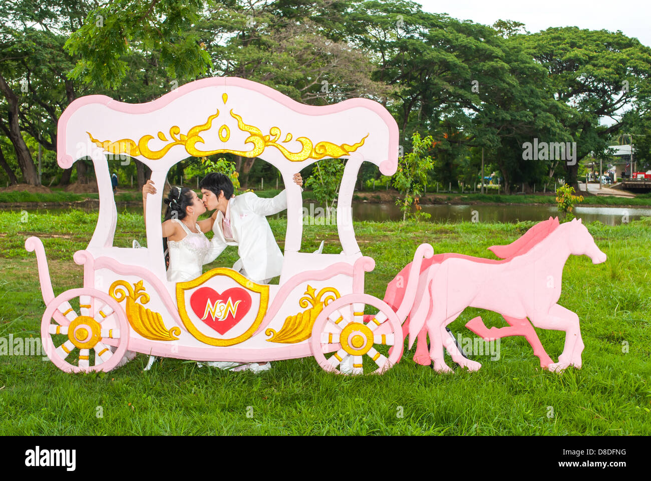 Asian Thai è nuziale baciare in carrozza romantica con tema d'amore come il principe e la principessa. Foto Stock