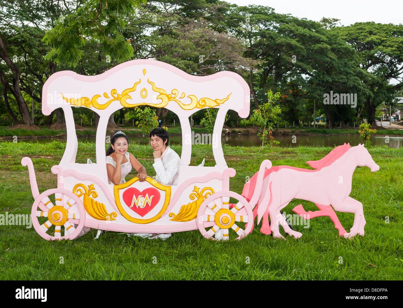 Asian Thai bridal è seduto in carrozza romantica con tema d'amore come il principe e la principessa. Foto Stock