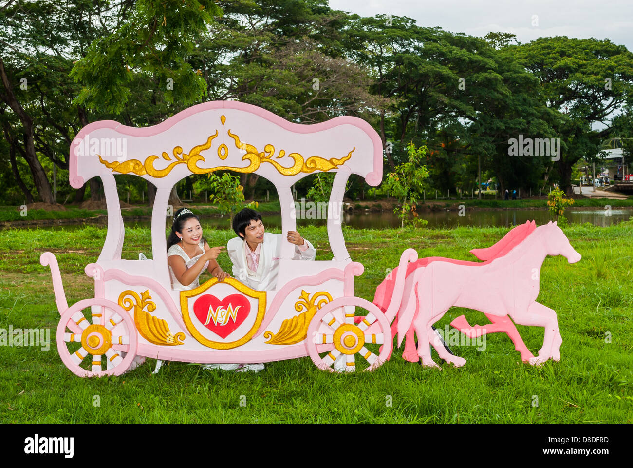 Asian Thai bridal è seduto in carrozza romantica con tema d'amore come il principe e la principessa. Foto Stock