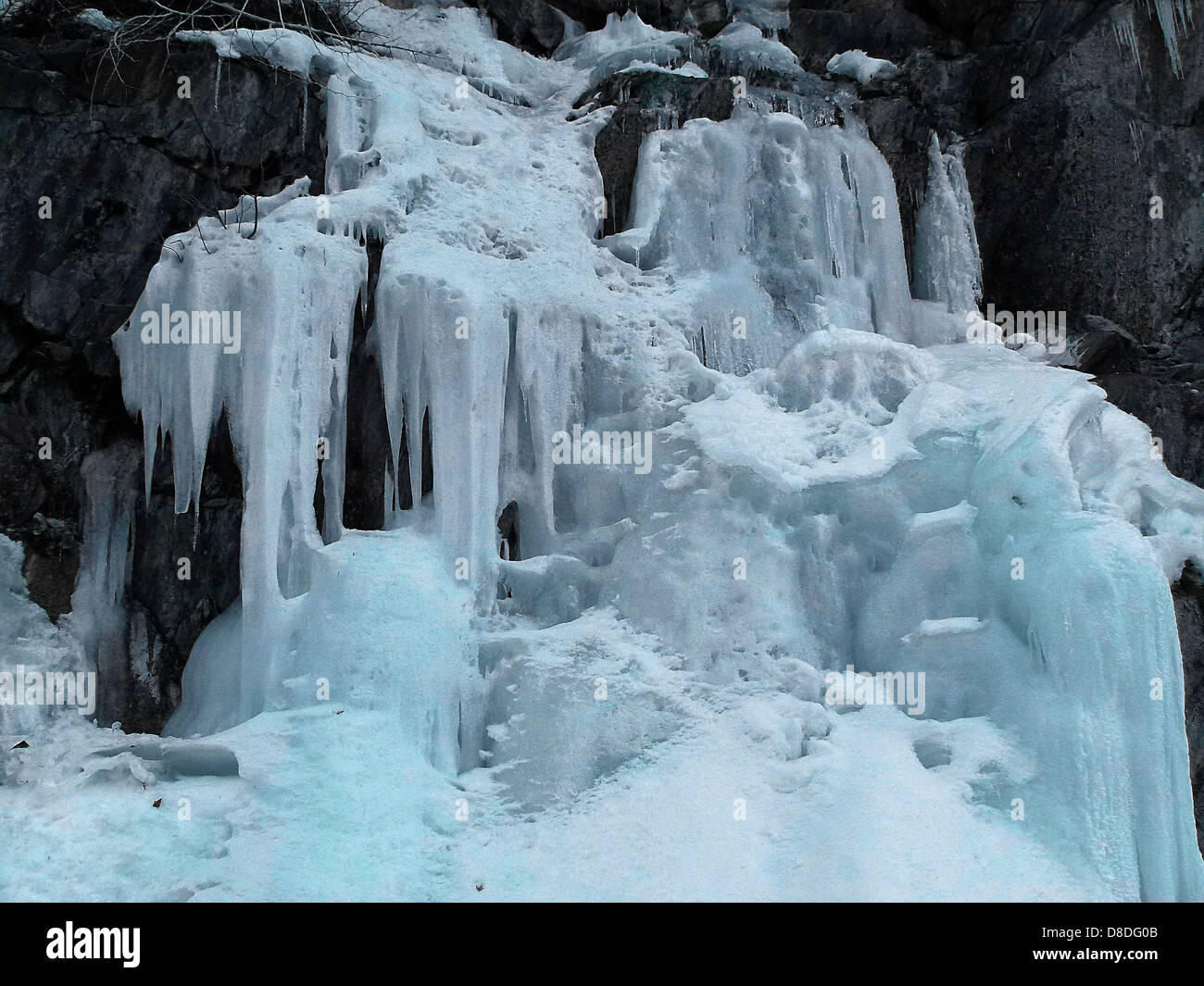 Cascata ghiacciata ghiaccio gocciolamento di acqua fredda stagione Foto Stock
