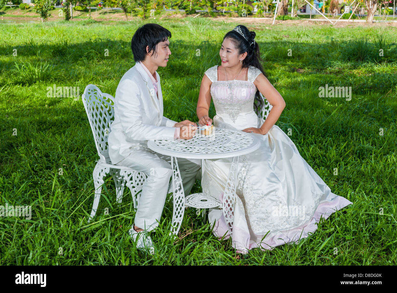 Asian nuziale Tailandese con un pezzo di torta di nozze in questo momento come il principe e la principessa Foto Stock