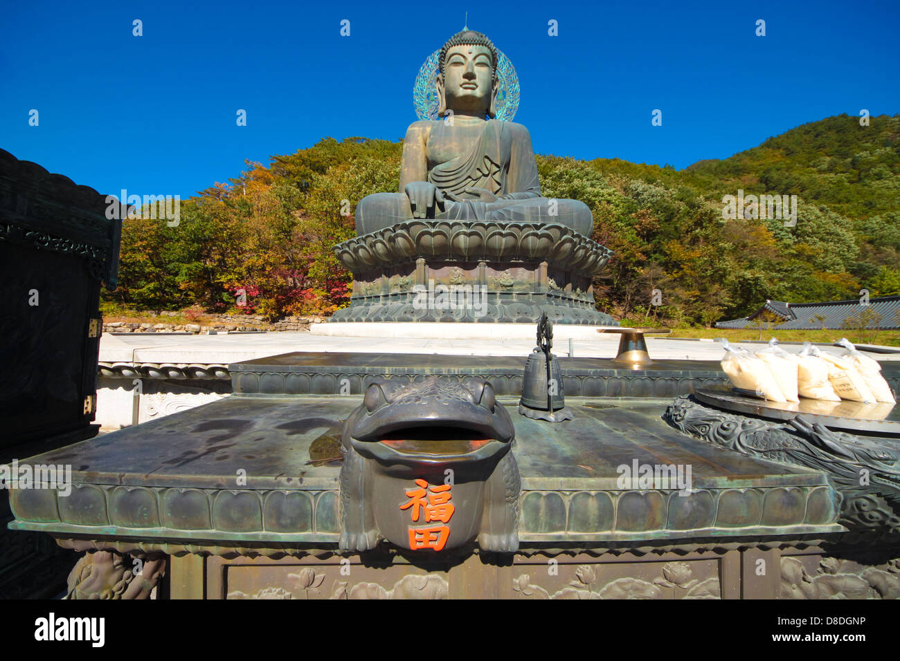 Offerta di bronzo tavolo davanti la statua di Buddha a Seoraksan Valley, Corea del Sud. Foto Stock