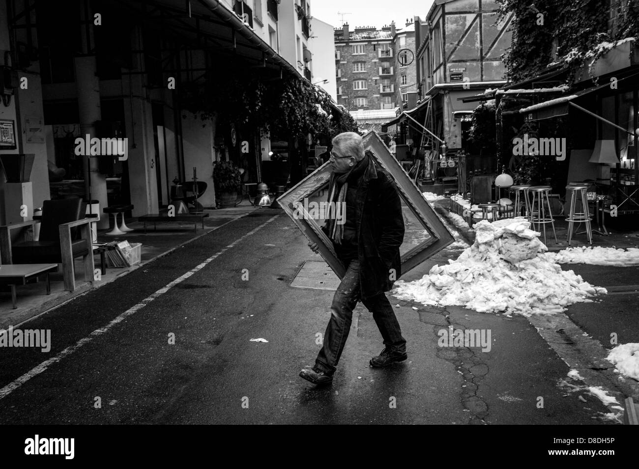 Uomo che cammina nella porta di Clignancourt mercato delle pulci, Parigi. Foto Stock