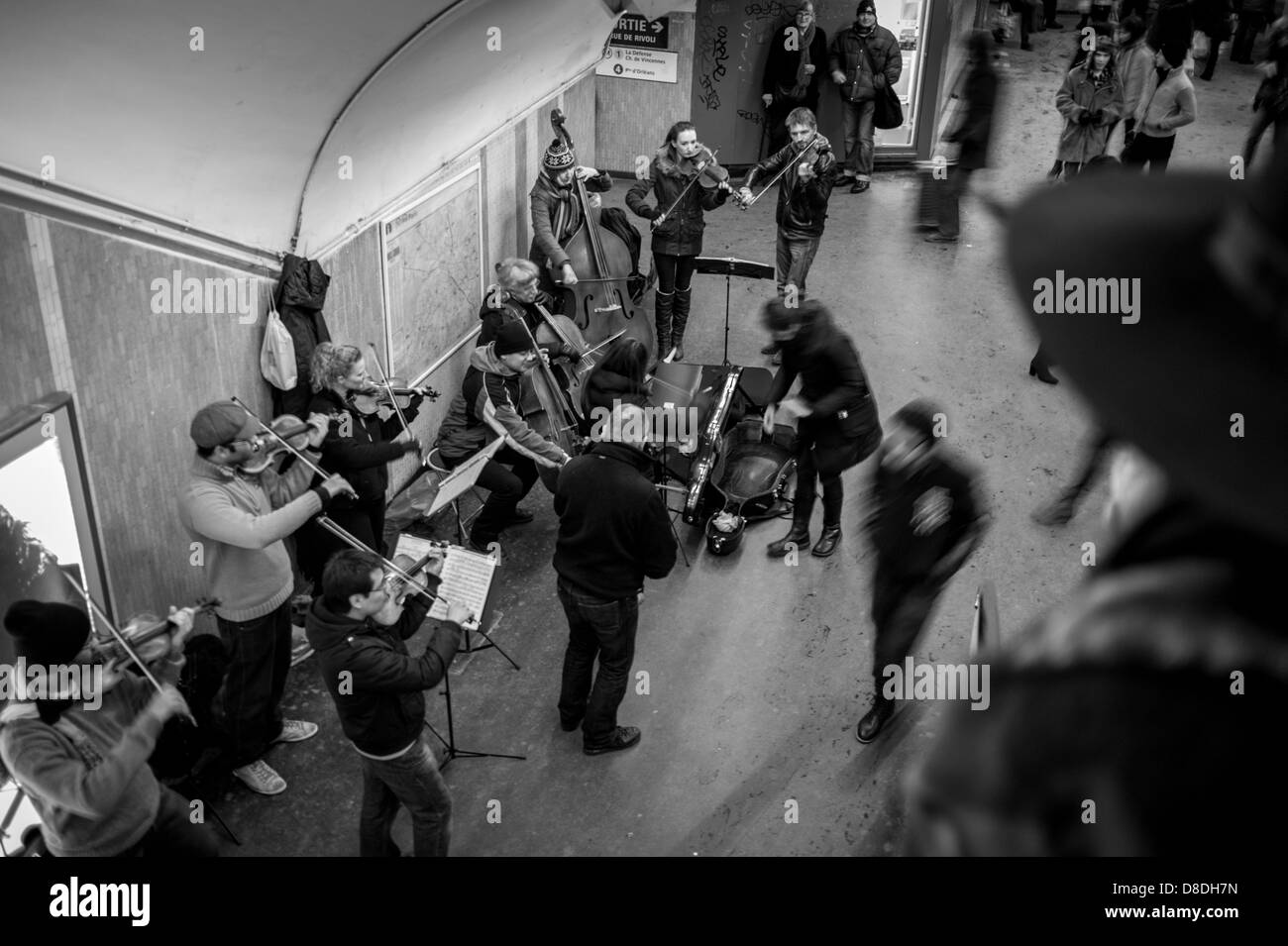 Orchestra che suona nella metropolitana di Parigi. Foto Stock