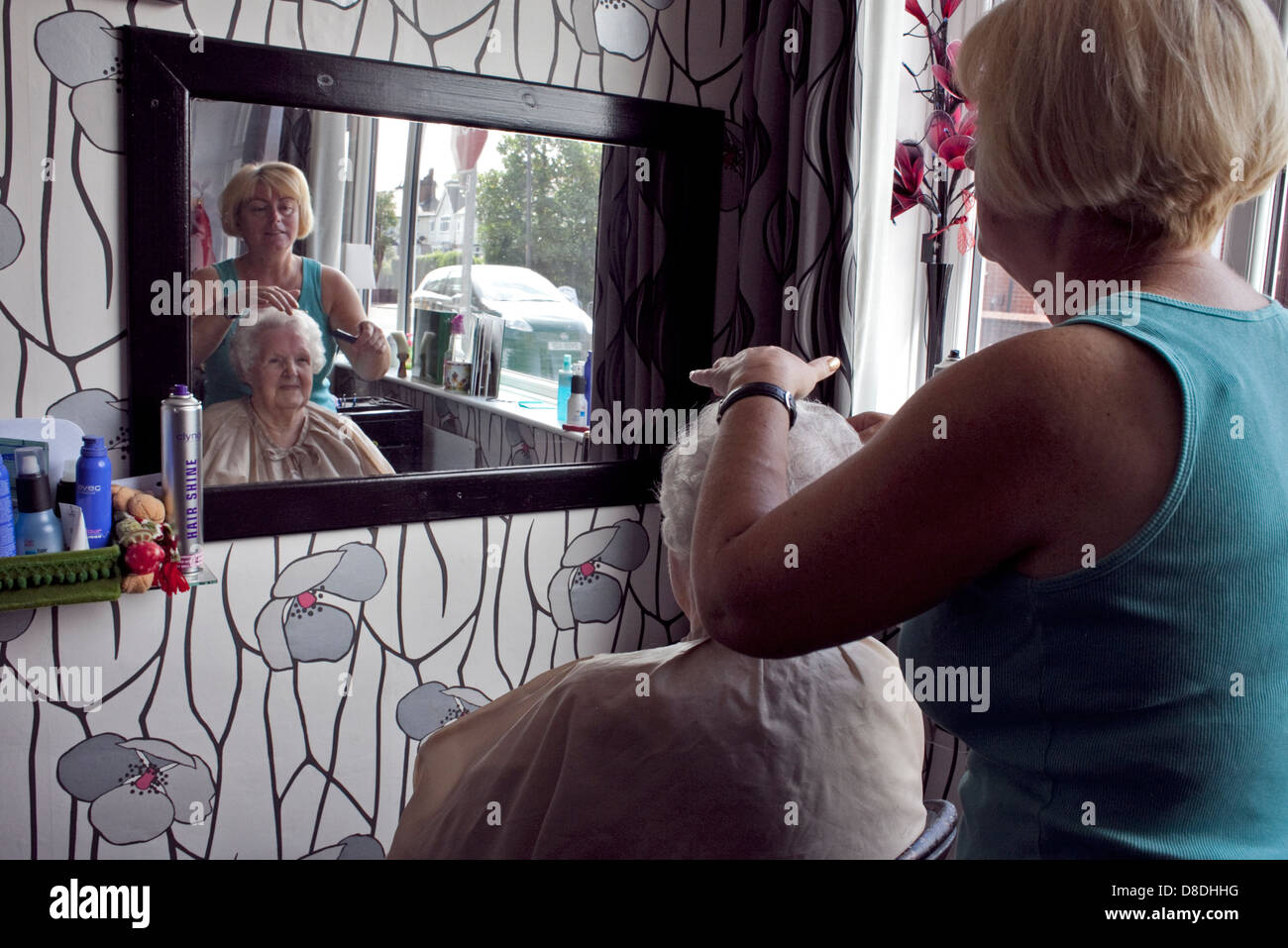 Le donne anziane aventi i loro capelli nello stile di un tradizionale womens parrucchiere in wolstanton, Newcastle under Lyme, Staffordshire, Regno Unito Foto Stock