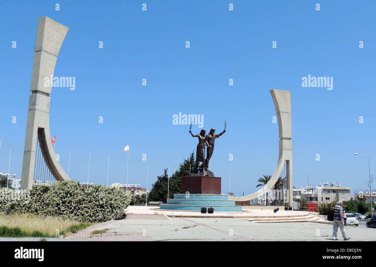 KYRENIA, Cipro del Nord. Monumento ai giovani in uno sport di massa. Foto Tony Gale Foto Stock