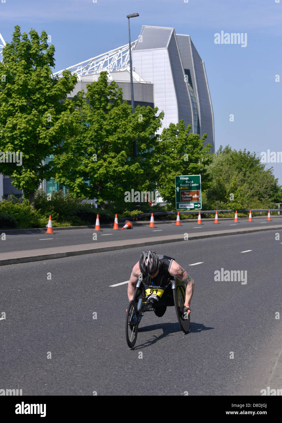 Grande Esecuzione di Manchester, Manchester, Regno Unito. 26 Maggio, 2013. Simon Lawson ha un grosso vantaggio nella gara di sedie a rotelle, come si passa in Old Trafford Football Ground. Ha vinto la gara in 22,34 minuti.Credit: Giovanni friggitrice/Alamy Live News Foto Stock