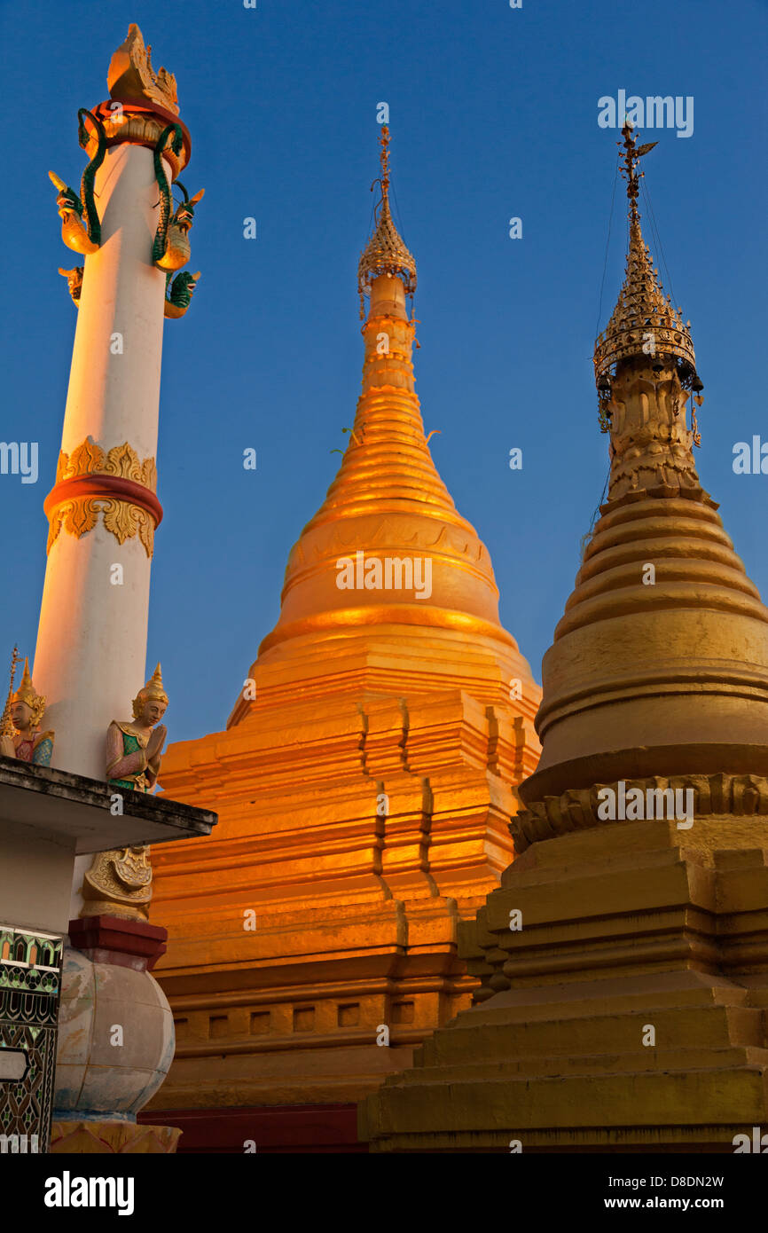 Pagoda illuminate al tramonto sulla sommità del Mandalay Hill, Myanmar Foto Stock