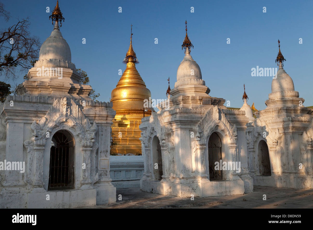 Fine luce alla Kuthodaw Pagoda di Mandalay, Myanmar 3 Foto Stock Fine luce alla Kuthodaw Pagoda di Mandalay, Myanmar 3 Foto Stock