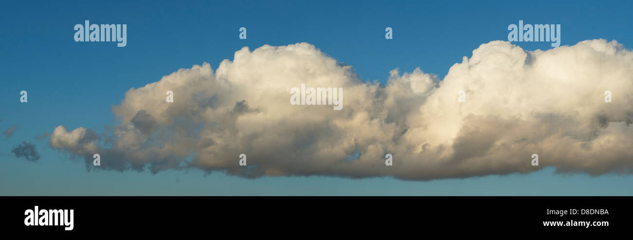 Nimbostratus cloud. Blu cielo cloud panoramic Foto Stock