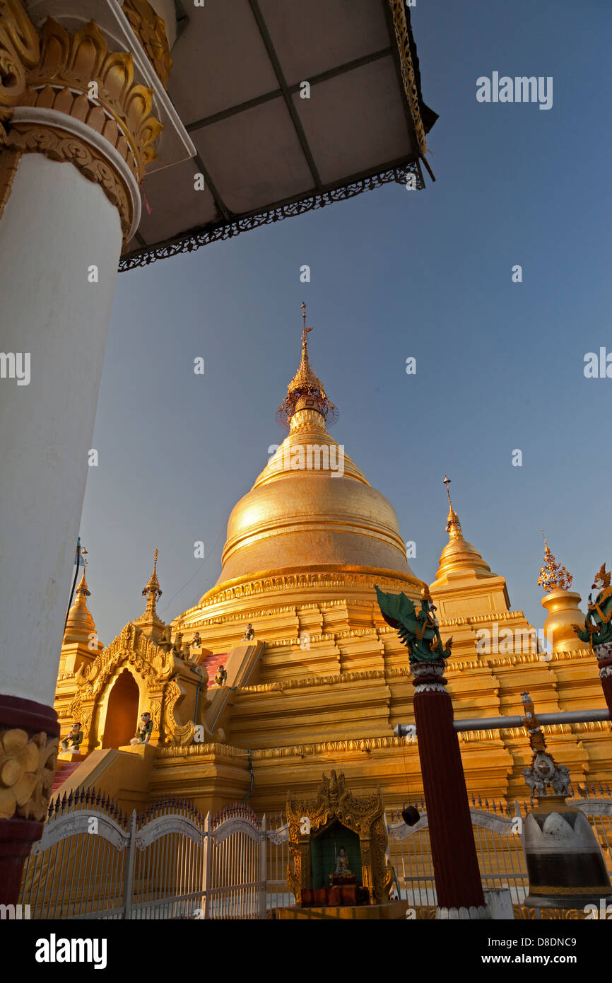 Fine luce alla Kuthodaw Pagoda di Mandalay, Myanmar 7 Foto Stock Fine luce alla Kuthodaw Pagoda di Mandalay, Myanmar 7 Foto Stock