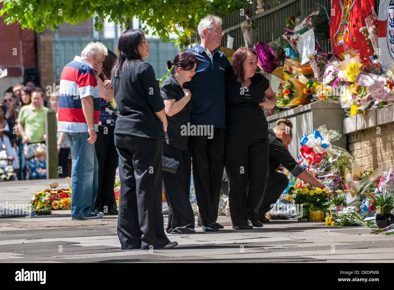 Londra, Regno Unito. 26 Maggio, 2013. Membri del soldato assassinato il batterista Lee Rigby visita il sito Woolwich della sua uccisione per vedere le molte migliaia di tibutes floreali. Credito: Paolo Davey/Alamy Live News Foto Stock