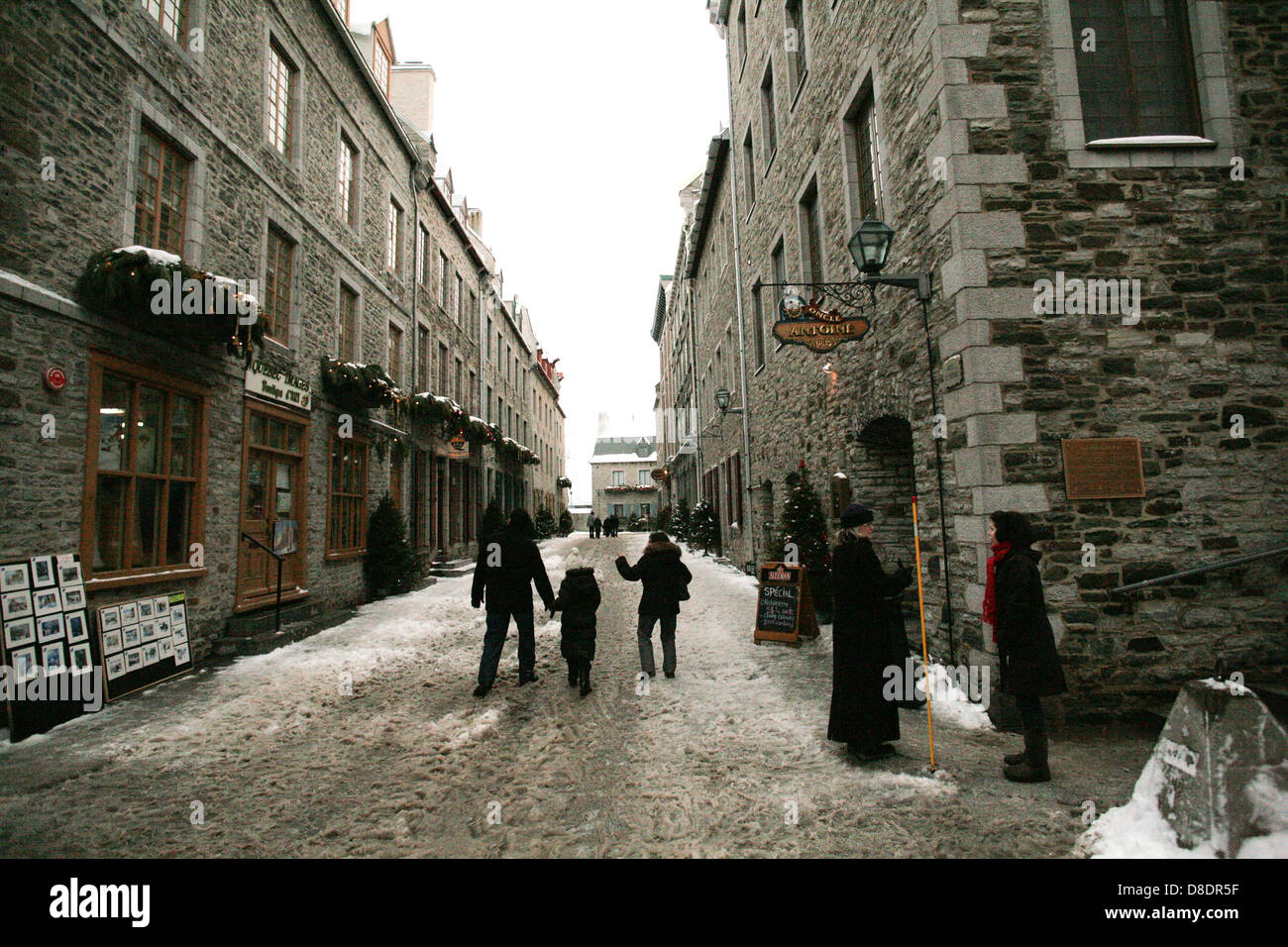 Vacanza i turisti e gli amanti dello shopping tenendo nella cultura della vecchia Quebec durante la stagione di Natale. Foto Stock