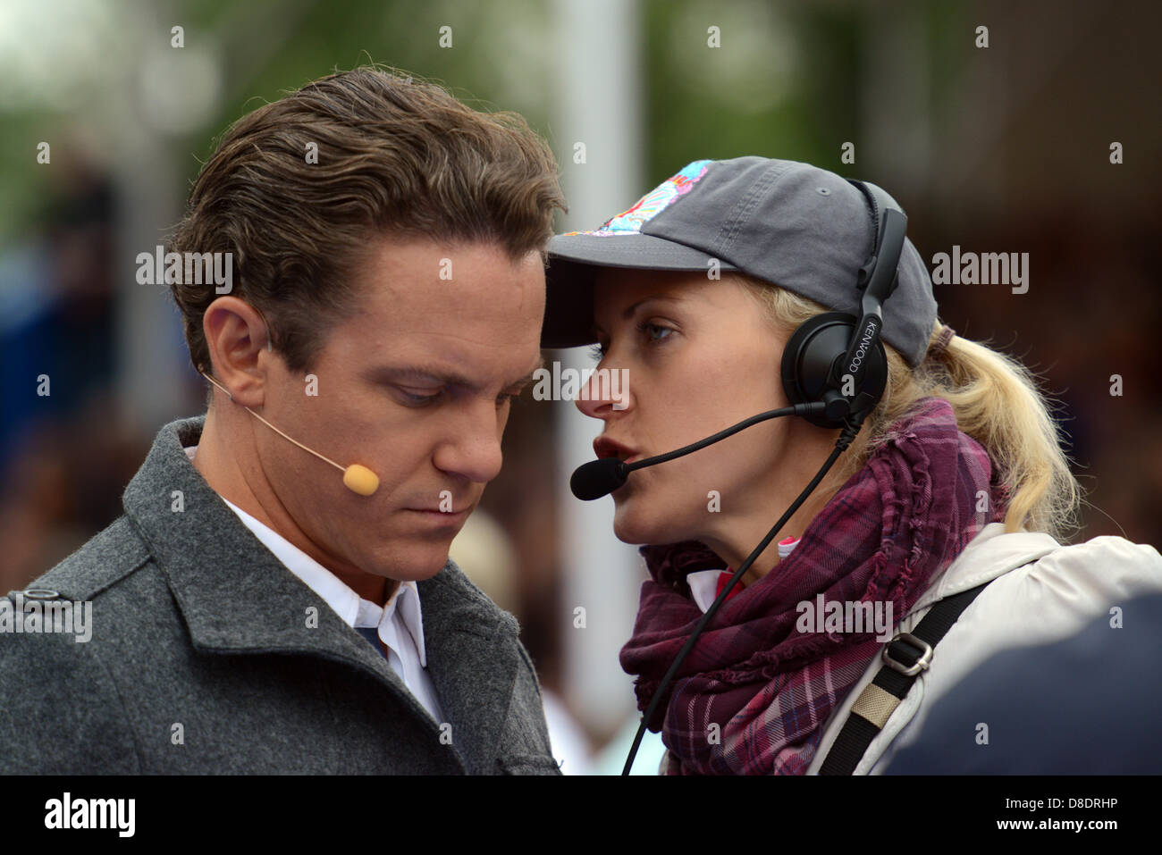 Stefan Mross e la sua nuova moglie Susanne talk durante l'ARD music show 'Immer wieder sonntags' a Europapark di Rust, Germania, 26 maggio 2013. Foto: Patrick Seeger Foto Stock