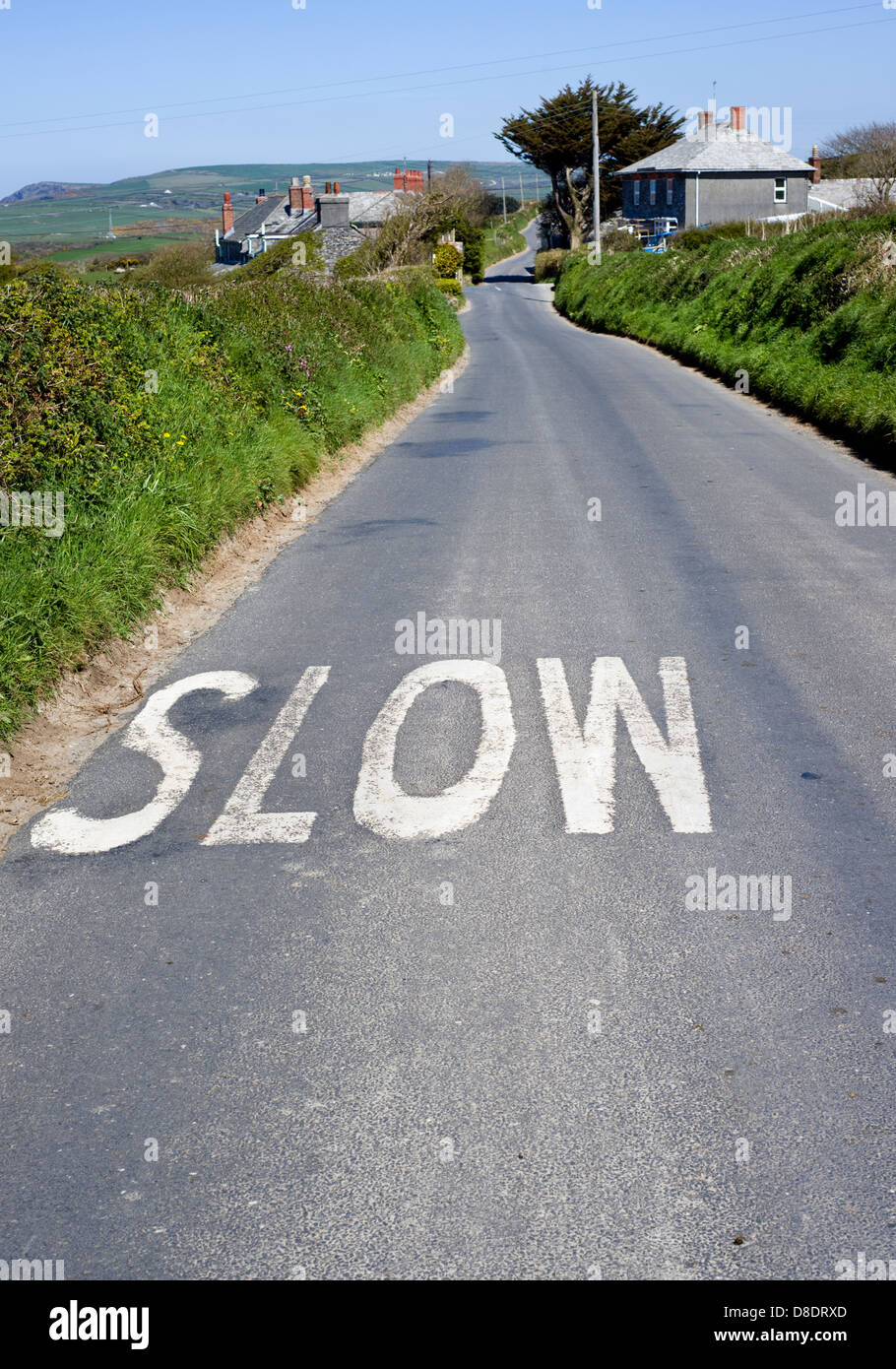 Un lento segno dipinto sulla superficie di una strada B vicino Boscastle in Cornovaglia, England, Regno Unito Foto Stock