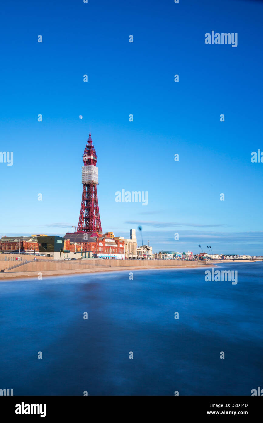 La Blackpool Tower dal North Pier, Lancashire, Inghilterra, Regno Unito Foto Stock