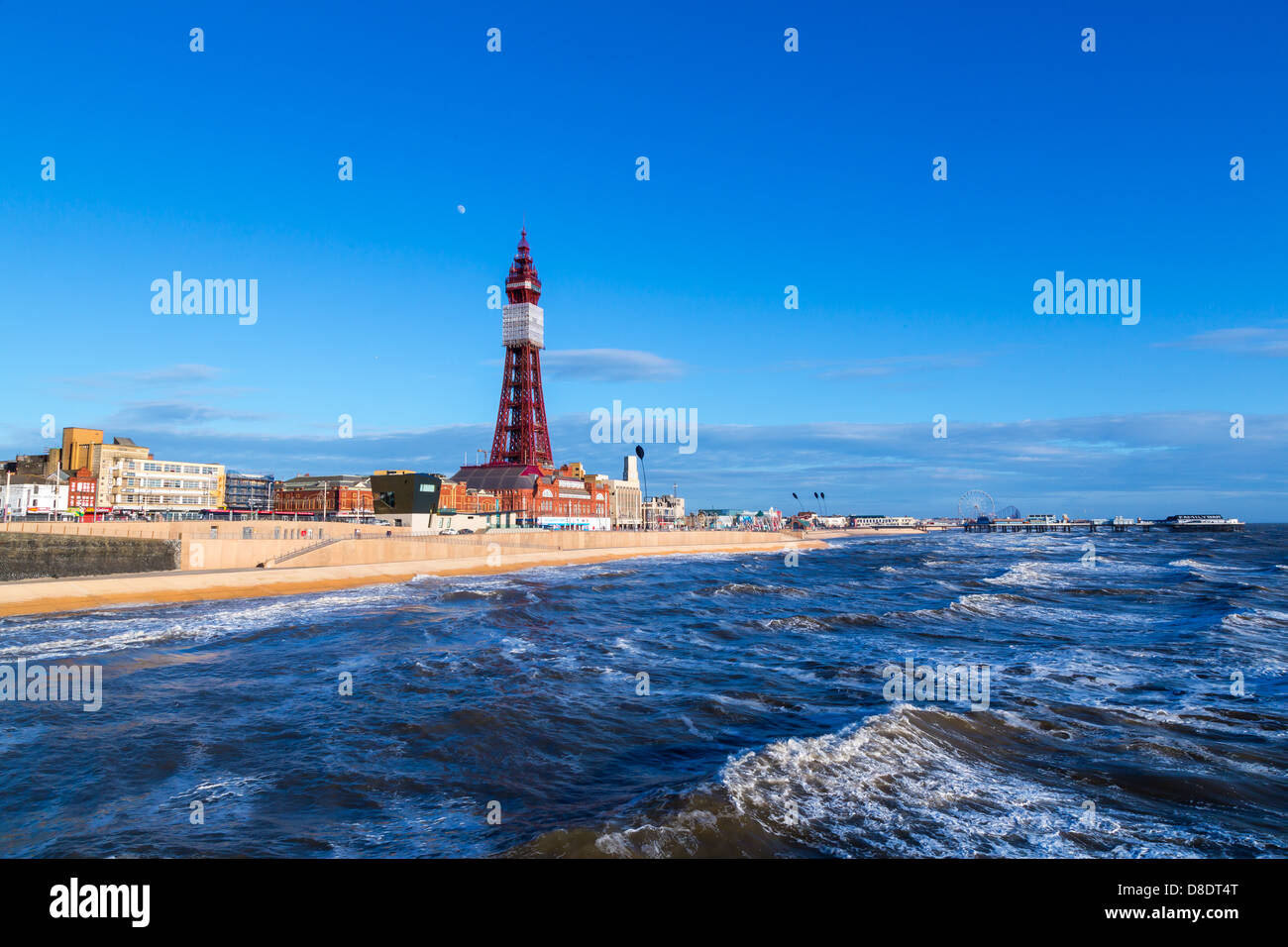 La Blackpool Tower dal North Pier, Lancashire, Inghilterra, Regno Unito Foto Stock