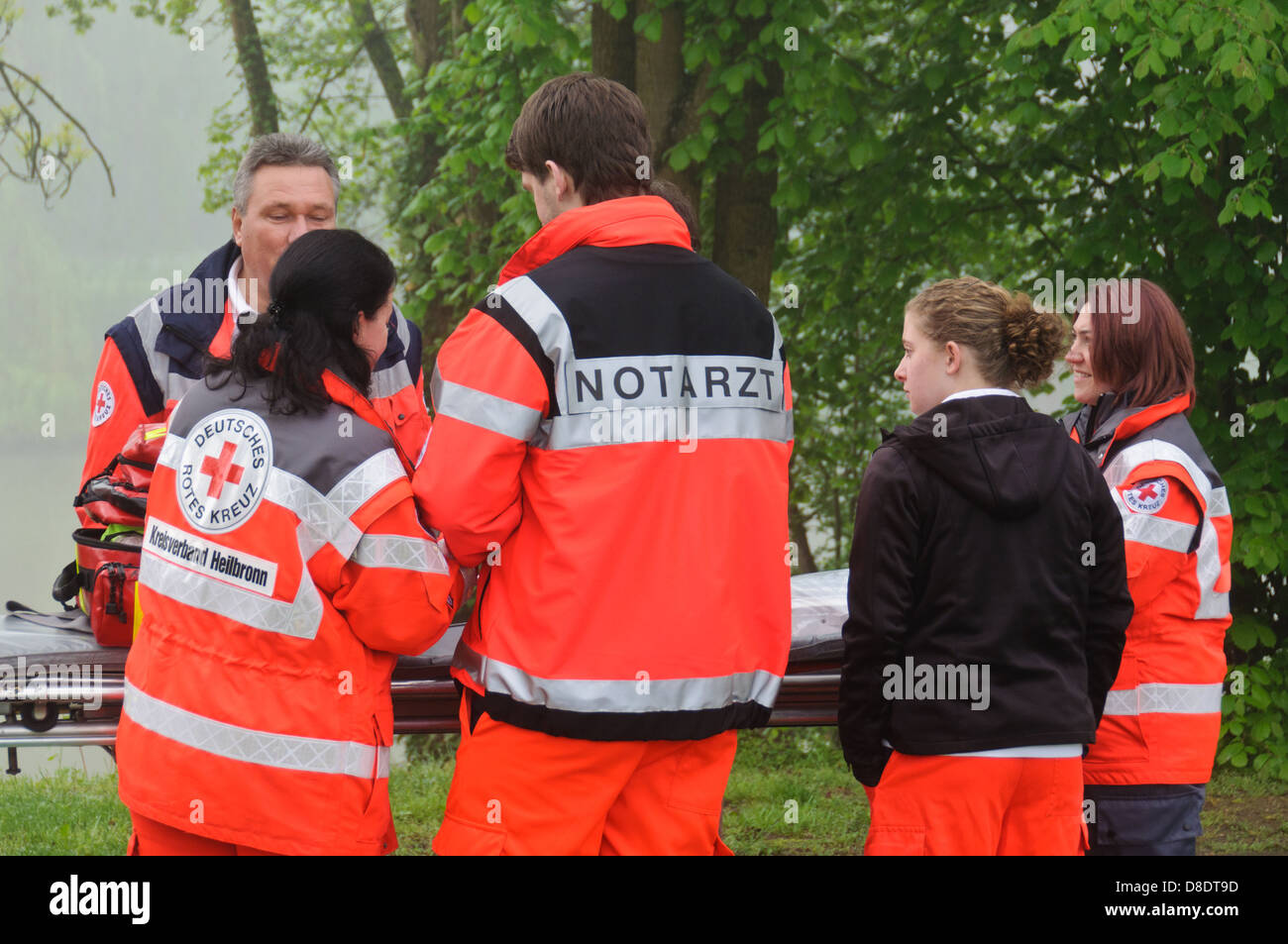 Tedesco medico di emergenza (Notarzt) e paramedici (Sanitäter) sulla chiamata di emergenza durante un evento pubblico - Heilbronn Germania Foto Stock