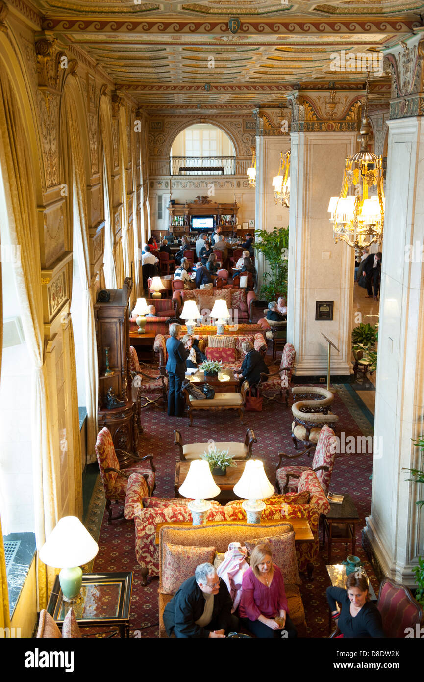 Louisville, Kentucky, il marrone la lobby dell'hotel - costruito nel 1923, opulento lobby a due piani ha un dipinto a mano, soffitto a cassettoni, Foto Stock