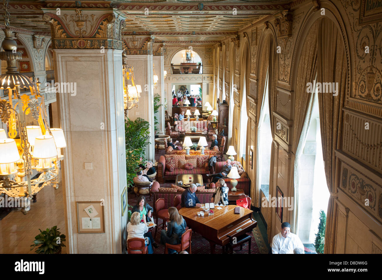 Louisville, Kentucky, il marrone la lobby dell'hotel - costruito nel 1923, opulento lobby a due piani ha un dipinto a mano, soffitto a cassettoni, Foto Stock