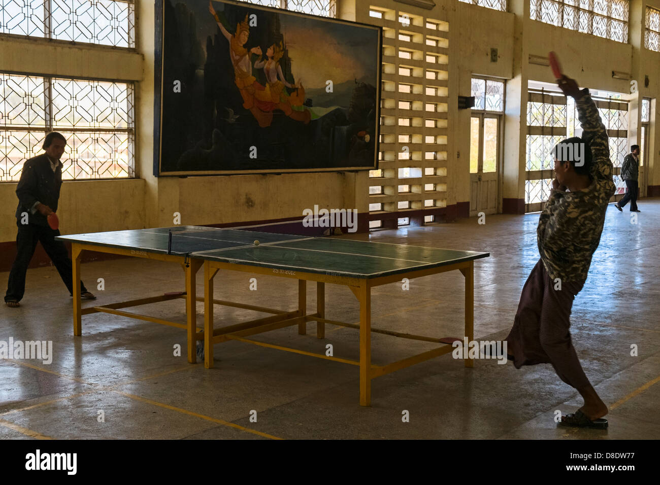 Ping-pong player nella stazione ferroviaria, Aungban, Myanmar, Asia Foto Stock