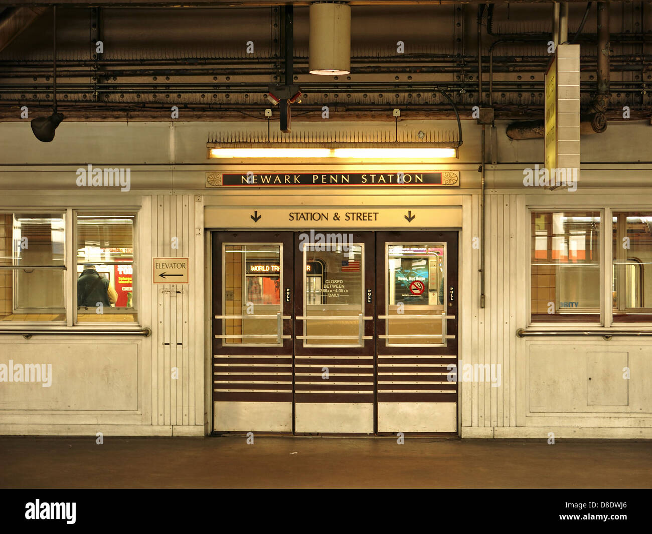 Una uscita dai binari della ferrovia a Newark Penn Station, Newark, New Jersey, STATI UNITI D'AMERICA Foto Stock