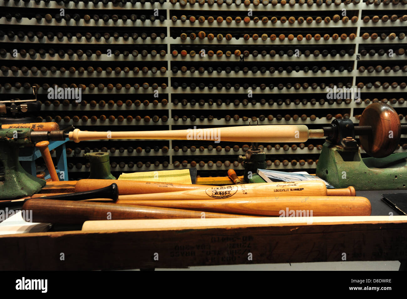 Stati Uniti Kentucky Louisville KY Louisville Slugger Museum e la fabbrica di produzione di legno mazze da baseball - un vecchio tornio in fabbrica Foto Stock