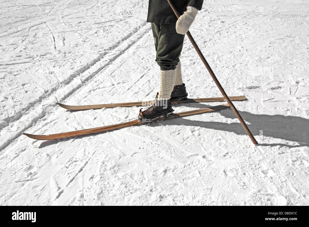 Vecchi sci di legno e cuoio scarponi da sci Foto stock - Alamy