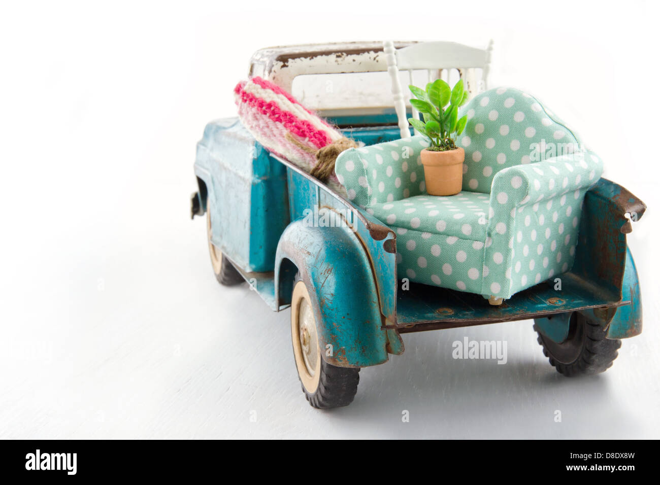 Vecchio giocattolo vintage carrello pranzo con mobili - case mobili concept Foto Stock