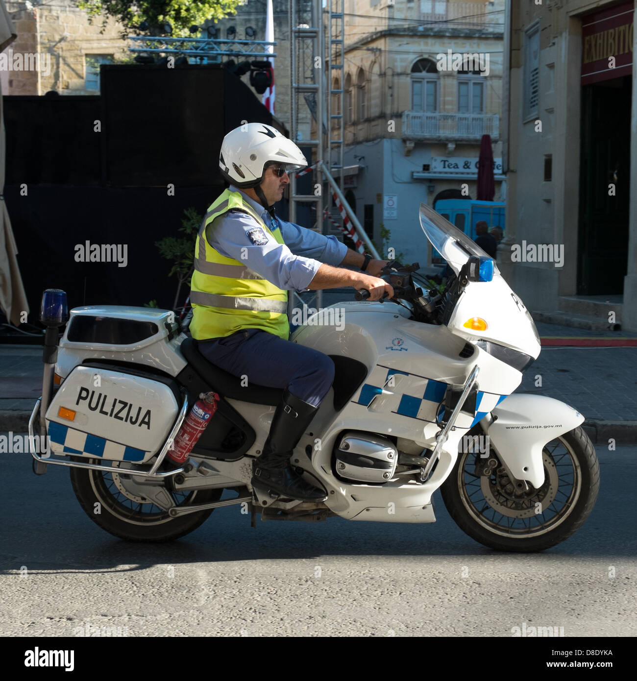 Funzionario di polizia a cavallo di moto della polizia in Victoria sull isola di Gozo Foto Stock