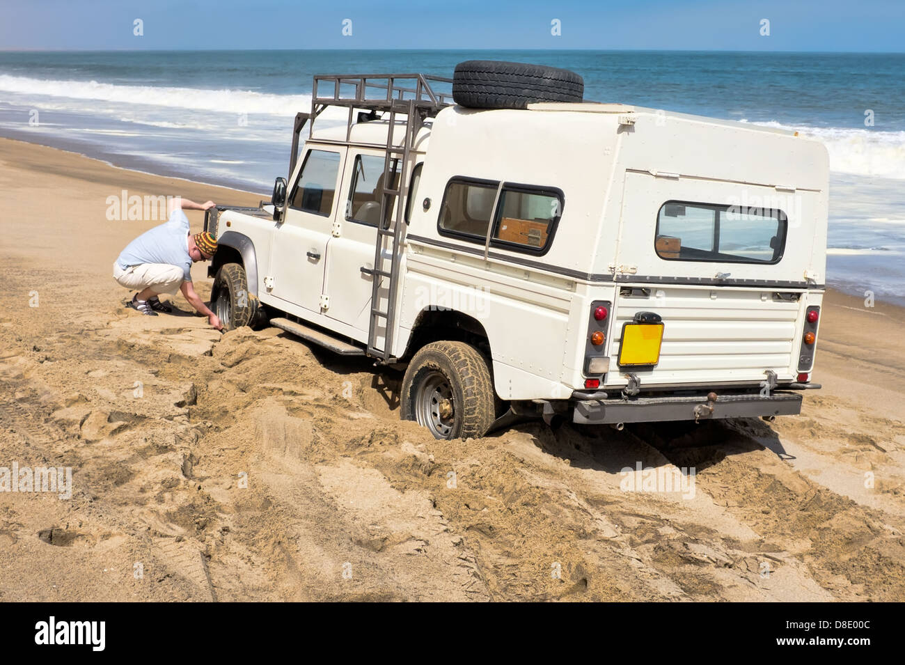 Car stuck in sand immagini e fotografie stock ad alta risoluzione - Alamy