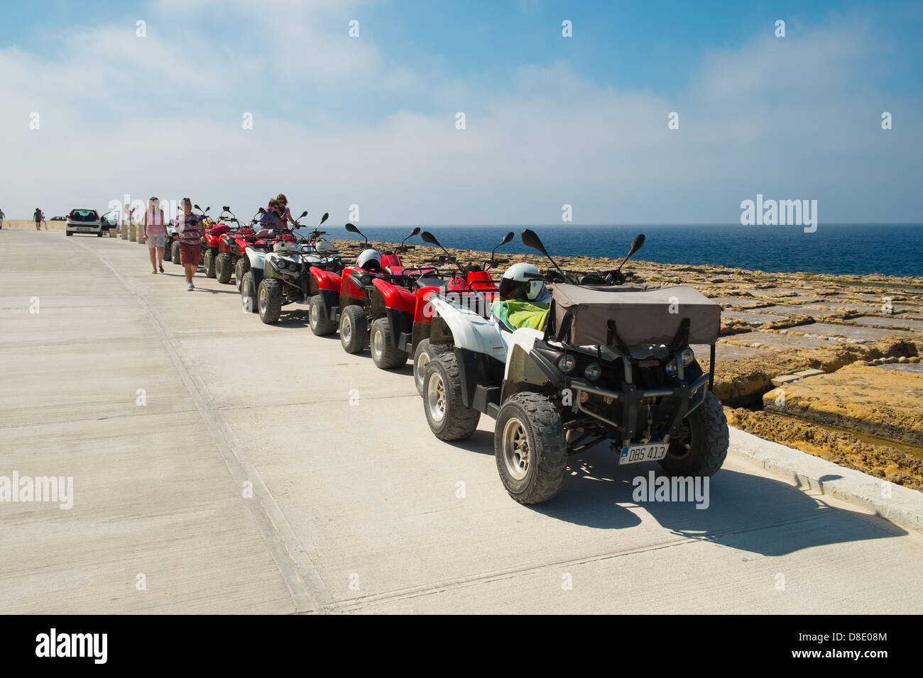 Tourist Quad Bikes parcheggiato fino sulla costa di Gozo a Marsalforn Foto Stock