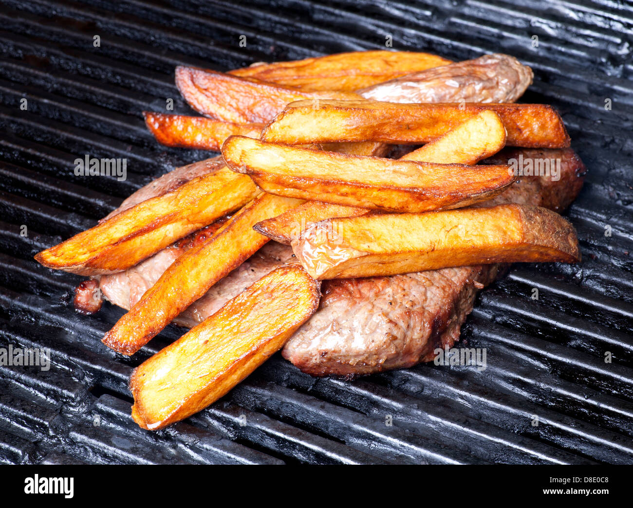 Bistecca e patatine fritte fatte in casa - cotto alla griglia Foto Stock