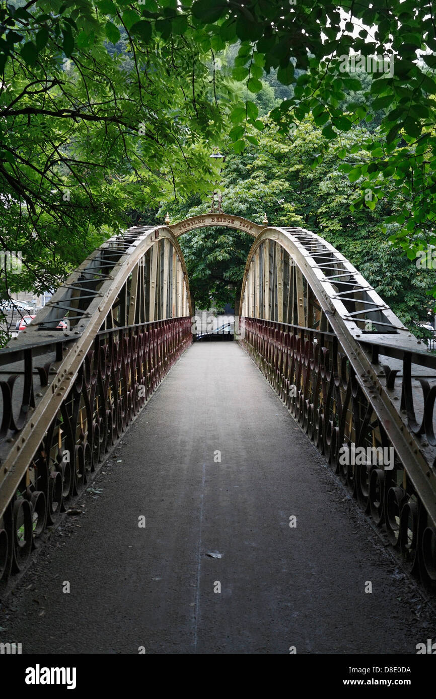 Una passerella al di là del fiume Derwent in Matlock Bath nel Derbyshire Foto Stock