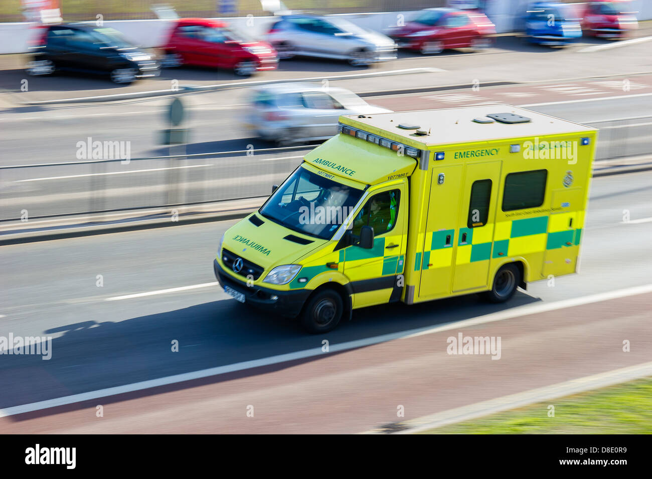 Ambulanza NHS in caso di chiamata di emergenza. Velocità Foto Stock