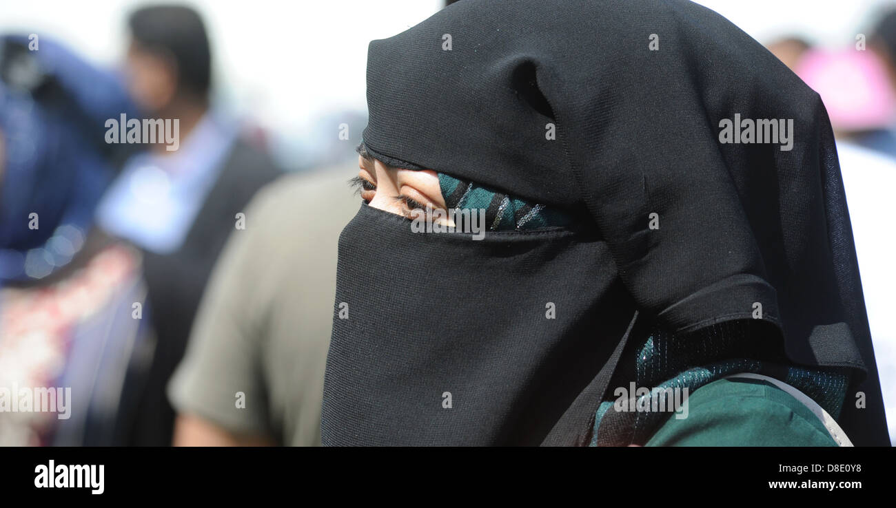 Donna che indossa burqa HEADWEAR RI di minoranza etnica islam musulmani stranieri immigrati immigrazione religione credenze religiose testa REGNO UNITO Foto Stock