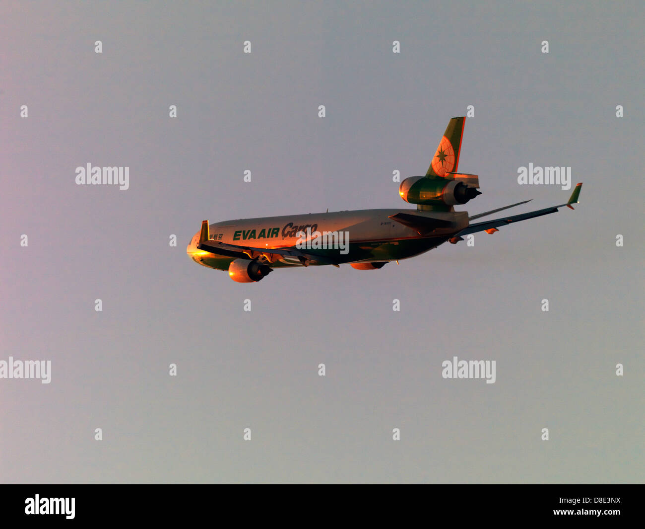 Eva Air Cargo MD-11 volare verso il tramonto Foto Stock