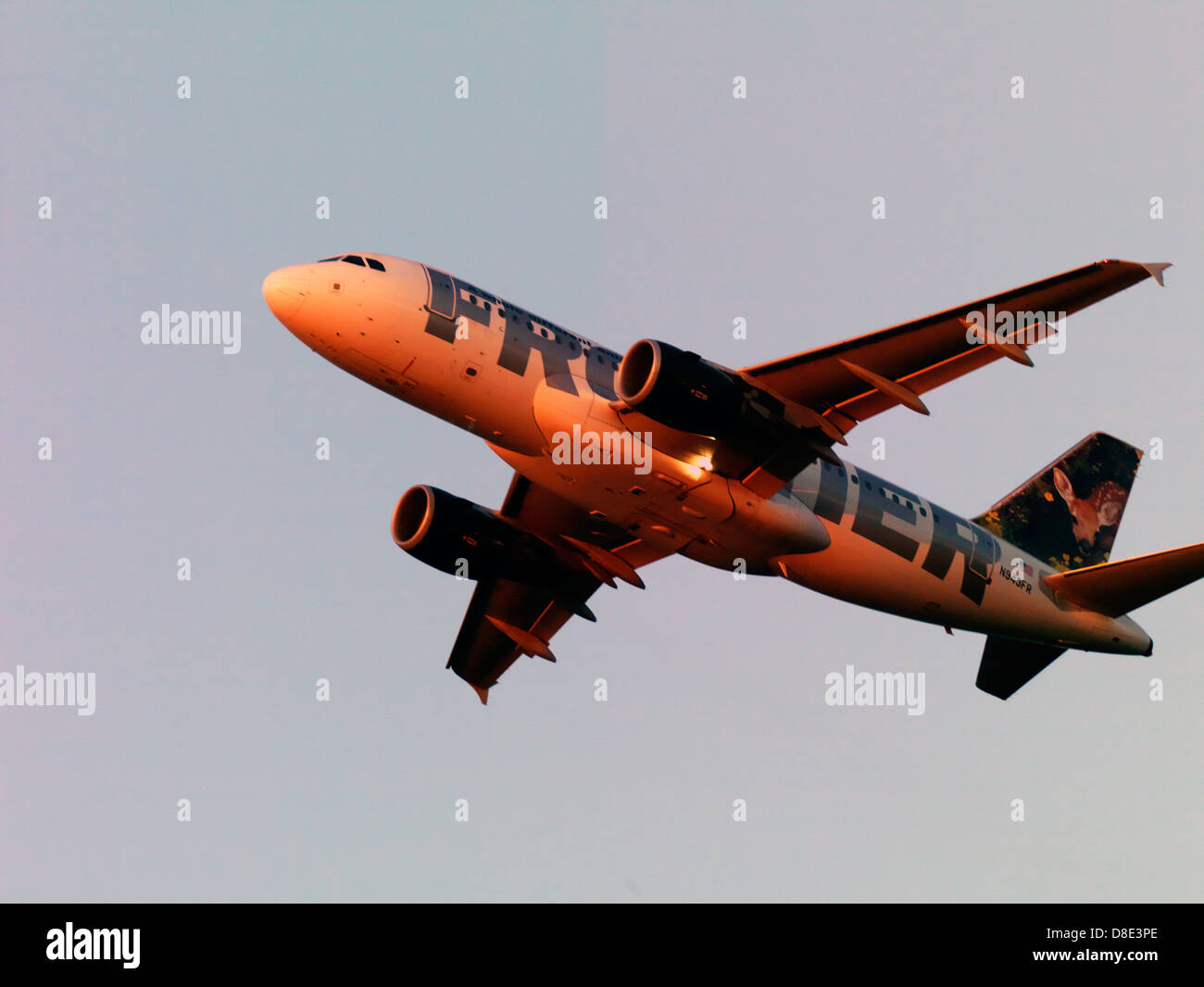 Fronter Airlines Airbus velivoli a getto di decollare da Ted Stevens'Aeroporto Internazionale di Anchorage in Alaska Foto Stock