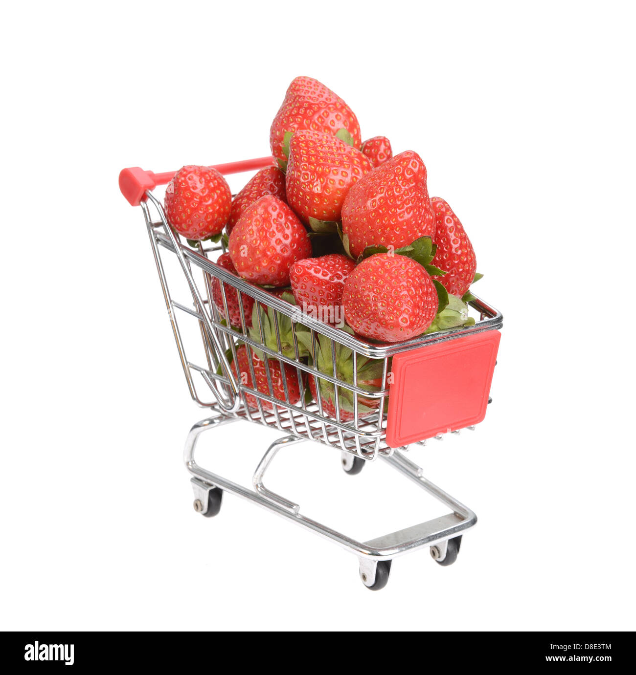 Carrello riempito con fragole fresche isolato su bianco Foto Stock