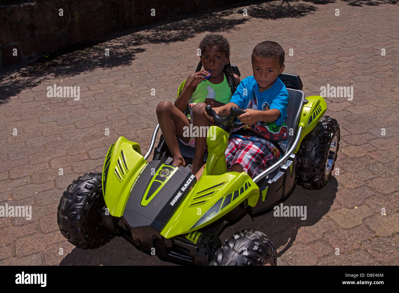 Poco americano africano un ragazzo e una ragazza in sella ad un impianto elettrico di go-cart, Finley Park, Santa Rosa, California, USA, America del Nord Foto Stock